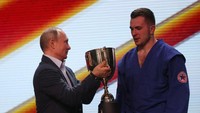 Presiden Rusia Vladimir Putin juga dikenal punya perhatian khusus terhadap olahraga bela diri sambo, termasuk hadir langsung dalam First Combat Sambo Professional Championship tahun 2020 ini. Foto: Getty Images/Mikhail Svetlov