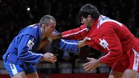 Medio Desember 2021, lowkickmma.com menempatkan sambo di posisi kelima olahraga bela diri paling mematikan. Cuma kalah dari muay Thai, MMA, lethwei, dan krav maga di posisi pertama. Foto: Getty Images/Sasha Mordovets