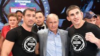 Putin, yang juga pernah juara ajang sambo di masa remajanya, seringkali jadi tamu spesial ajang-ajang tersebut di Rusia. Foto: AFP via Getty Images/ALEXEY NIKOLSKY  