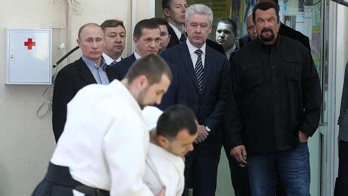 MOSCOW, RUSSIA - MARCH 13:  U.S. actor Steven Seagal (R) and Russian President Vladimir Putin (L) visit Sambo-70, a Russian martial art and combat sport school, March 13, 2013 in Moscow, Russia. Seagal and Putin were the guests of honor at the opening of the center.  (Photo by Sasha Mordovets/Getty Images)