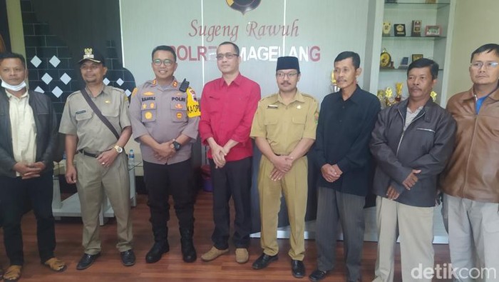 Warga datangi Polres Magelang terkait kasus pembunuhan bocah gegara HP, Selasa (9/8/2022).
