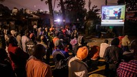 Sebuah proyektor yang menampilkan berita tentang pemilihan presiden Kenya.