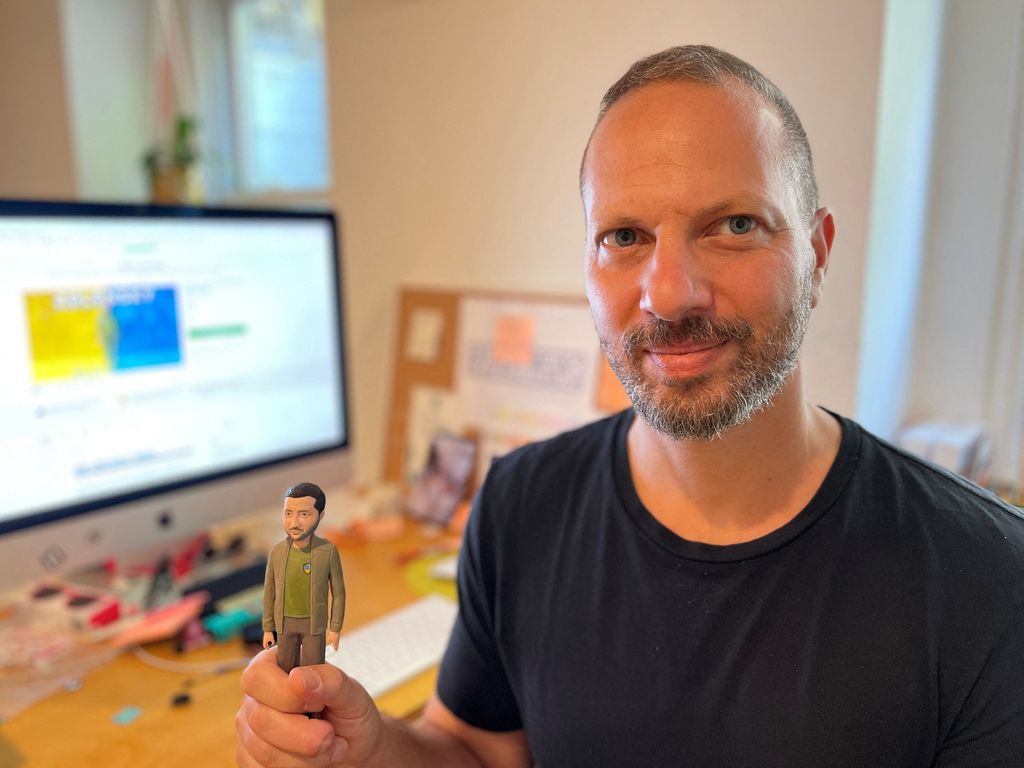 Jason Feinberg, CEO & direktur kreatif FCTRY, dengan prototipe action figure Zelenskiy di Brooklyn, NY, Selasa (9.8.2022). (REUTERS/Roselle Chen)