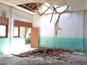 Atap SD di Bojonegoro Ambrol, Siswanya Kini Belajar di Rumah Warga
