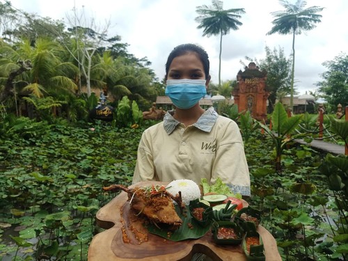 Salah satu menu unggulan bebek rempah-rempah di Wej=dja Restaurant Ubud