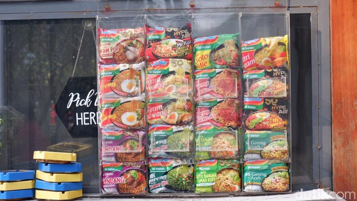 Beragam varian rasa mi instan yang dapat dipilih di Warmindo M Space Bandung.