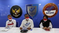 Kepala BP2MI Benny Rhamdani didampingi Kepala Biro SDM dan Organisasi Sri Handayani dan Inspektur BP2MI Firdaus Zazali memberikan keterangan pers di Jakarta, Rabu (10/8/2022).
