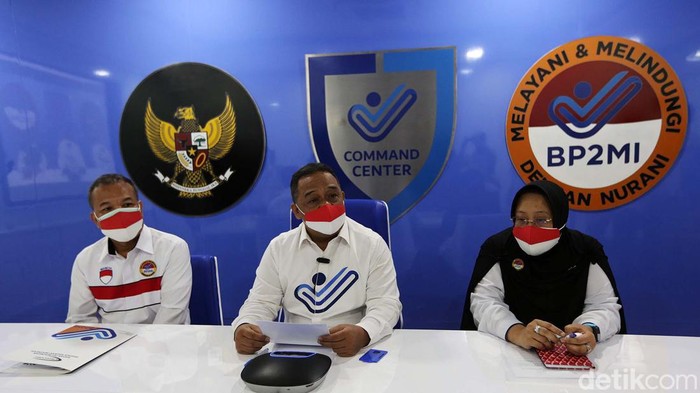 BP2MI Tindak Tegas ASN yang Salurkan PMI Ilegal ke Polandia Kepala BP2MI Benny Rhamdani didampingi Kepala Biro SDM dan Organisasi Sri Handayani, Firdaus Zazali Inspektur BP2MI saat memberikan keterangan pers di Jakarta, Rabu (10/8/2022). Badan Pelindungan Pekerja Migran Indonesia (BP2MI) memberikan sanksi terhadap dua aparatur sipil negara (ASN) atas penempatan PMI Ilegal ke Polandia.