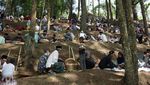 Bukan Piknik, Mereka Lagi Nyadran di Hutan Pinus, Begini Keakrabannya