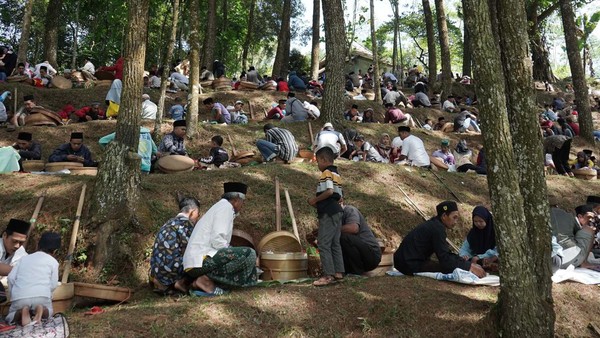 Tradisi Nyadran rutin dilaksanakan masyarakat petani kopi setempat setiap tanggal 11 bulan Suro.  