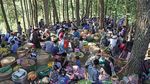 Bukan Piknik, Mereka Lagi Nyadran di Hutan Pinus, Begini Keakrabannya