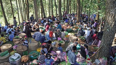 Bukan Piknik, Mereka Lagi Nyadran di Hutan Pinus, Begini Keakrabannya