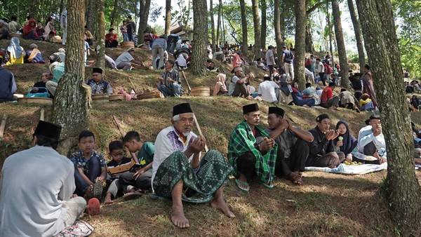 Warga duduk-duduk sambil menikmati sajian makanan yang dibawa. Tradisi ini bertujuan untuk mengirim doa kepada arwah leluhur sekaligus ungkapan rasa syukur dan permohonan doa kepada Tuhan YME.   