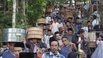 Bukan Piknik, Mereka Lagi Nyadran di Hutan Pinus, Begini Keakrabannya