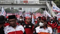 Keramaian buruh saat menuntut kesejahteraan serta menolak Omnibus Law. Buruh meminta DPR mencabut UU Cipta Kerja.