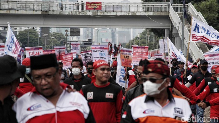 Buruh berdemo di depan Gegung DPR/MPR Jakarta. Mereka menuntut kesejahteraan dan menolak Omnibus Law. Ini foto-fotonya.