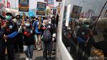 Buruh Geruduk DPR dan Blokir Jalan, Begini Foto-fotonya