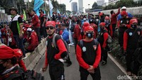 Para pendemo duduk dan berdiri saat menutup Jalan Gatot Subroto yang berada di depan gedung DPR RI.