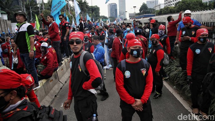 Buruh berdemo di depan Gegung DPR/MPR Jakarta. Mereka menuntut kesejahteraan dan menolak Omnibus Law. Ini foto-fotonya.