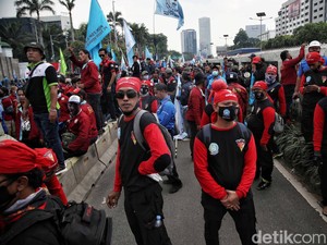 Tolak Harga BBM Naik, Ribuan Buruh Geruduk Gedung DPR 6 September