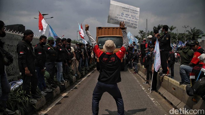Buruh berdemo di depan Gegung DPR/MPR Jakarta. Mereka menuntut kesejahteraan dan menolak Omnibus Law. Ini foto-fotonya.