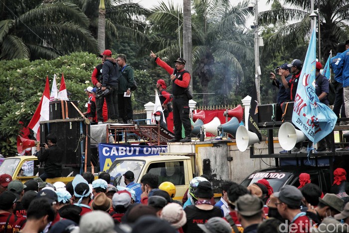 Buruh berdemo di depan Gegung DPR/MPR Jakarta. Mereka menuntut kesejahteraan dan menolak Omnibus Law. Ini foto-fotonya.