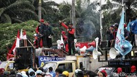 Perwakilan buruh berorasi dari atas mobil komando.
