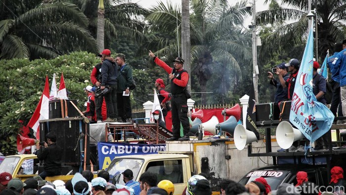 Buruh berdemo di depan Gegung DPR/MPR Jakarta. Mereka menuntut kesejahteraan dan menolak Omnibus Law. Ini foto-fotonya.