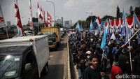 Akibat aksi buruh, lalu lintas tersendat. Buruh hanya menyisakan lajur busway di Jalan Gatot Subroto itu.