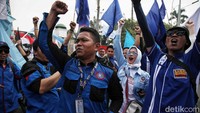 Ratusan buruh berunjukrasa di depan gedung DPR RI, Jl Gatot Subroto, Jakarta, Rabu (10/8).