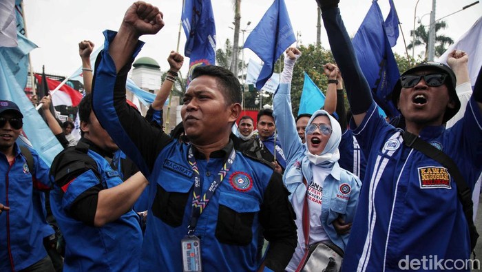 Buruh berdemo di depan Gegung DPR/MPR Jakarta. Mereka menuntut kesejahteraan dan menolak Omnibus Law. Ini foto-fotonya.