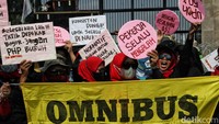 Tak hanya itu, ada juga Massa dari buruh yang kembali turun ke jalan menggelar demonstrasi di depan gedung DPR-MPR pada tanggal 10 Agustus 2022. Aksi ini diikuti dari sejumlah organisasi yang melakukan unjuk rasa juga untuk menolak Omnibus Law. (Pradita Utama/Detikcom)