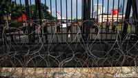Kawat berduri dibentangkan di depan pagar gedung DPR.