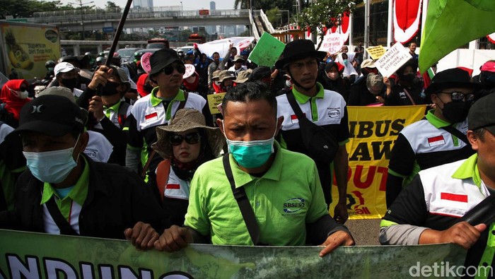 Buruh Mulai Berdatangan ke Gedung DPR, Ada Apa Ya? Massa buruh kembali turun ke jalan menggelar aksi demonstrasi. Sejumlah massa saat ini mulai berdatangan di gedung DPR-MPR, Jakarta Pusat.