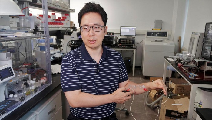 Steve Park, Materials Science & Engineering professor at Korea Advanced Institute of Science and Technology (KAIST), demonstrates an electronic tattoo (e-tattoo) on his arm connected with an electrocardiogram (ECG) monitoring system in Daejeon, South Korea, July 26, 2022.   REUTERS/Minwoo Park