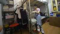 Meskipun begitu, Liu tetap berusaha mencari kerja dari laptopnya. Terlihat juga kamar apartemen Liu yang sempit dan sedikit berantakan.