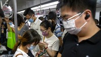 Para penumpang usia produktif, beberapa masih fresh graduate sibuk dengan ponselnya masing-masing saat di dalam kereta bawah tanah. (Mark Schiefelbein/AP Photo)