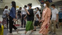 Calon penumpang kereta yang didominasi usia produktif berjalan di stasiun kereta bawah tanah di kawasan pusat bisnis di Beijing, Selasa (9/8/2022). Terdapat 11 juta tenaga kerja baru di China, tahun ini. Persaingan memperoleh pekerjaan semakin ketat lantaran pandemi Covid-19.  (Mark Schiefelbein/AP Photo)  