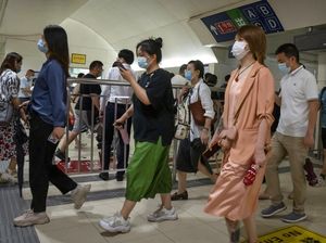 China Imbau Warga Tak Sentuh Orang Asing