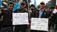 Ada juga spanduk bertuliskan pacar saya minta kepastian tapi saya tak kunjung dapat kepastian.