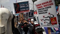 Buruh bukanlah tumbal investasi mejang dalam aksi menolak omnibus law dan UU Cipta Kerja.