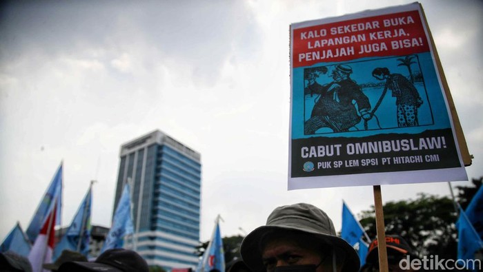 Spanduk dengan berbagai tulisan dibawa buruh saat berdemo di gedung DPR RI Jakarta, Rabu (10/8). Ini di antaranya.