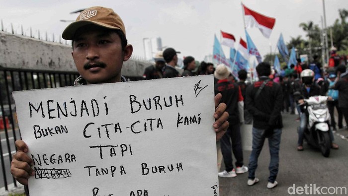 Spanduk dengan berbagai tulisan dibawa buruh saat berdemo di gedung DPR RI Jakarta, Rabu (10/8). Ini di antaranya.