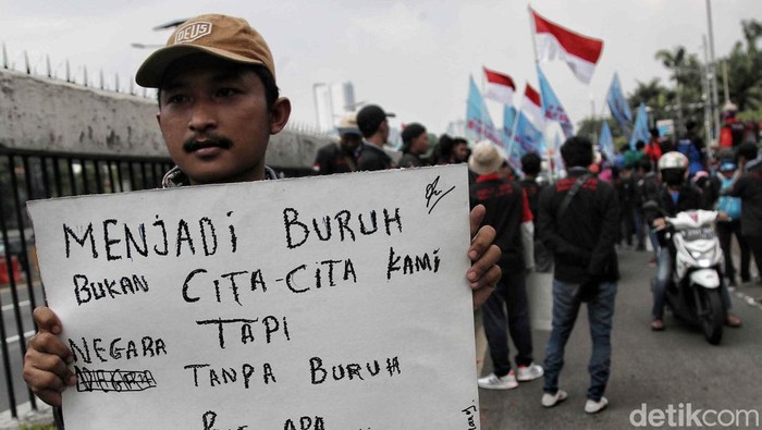 Curahan Lucu Para Buruh yang Berjuang Tolak Omnibus Law Spanduk dengan berbagai tulisan dibawa buruh saat berdemo di gedung DPR RI Jakarta, Rabu (10/8). Ini di antaranya.