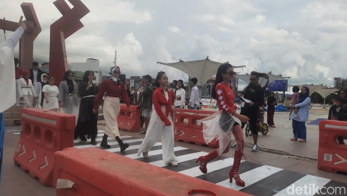 Demam Citayam Fashion Week juga menular ke sejumlah warga di Mamuju, Sulawesi Barat (Sulbar). Mereka mengadakan Manakarra Fashion Week (MFW) dengan menampilkan kostum kain tenun Sekomandi Kalumpang dan menghadirkan pelaku UMKM.