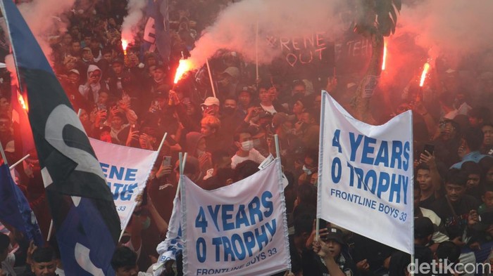 Demo bobotoh di Graha Persib Bandung.