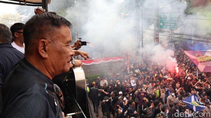 Demo bobotoh di Graha Persib Bandung.