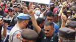 Aksi Ribuan Bobotoh di Kantor Persib Bandung Desak Robert Mundur