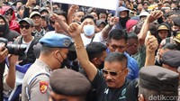 Foto: Komisaris PT PBB Umuh Muchtar hadir di tengah bobotoh. Dia hadir untuk memantau langsung aksi demo bobotoh (Bima Bagaskara/detikJabar).
