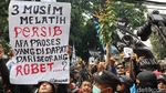 Aksi Ribuan Bobotoh di Kantor Persib Bandung Desak Robert Mundur